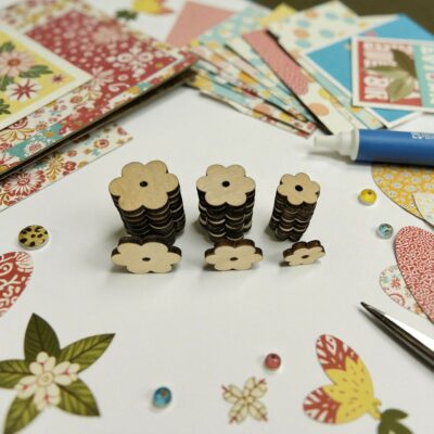 lot de 30 fleurs en bois – 2 mm tilleul – 10×19 mm, 10×16 mm, 10×12 mm – découpes laser pour scrapbooking, diy, carterie, déco – bois issu de forêts gérées durablement (fleurs)