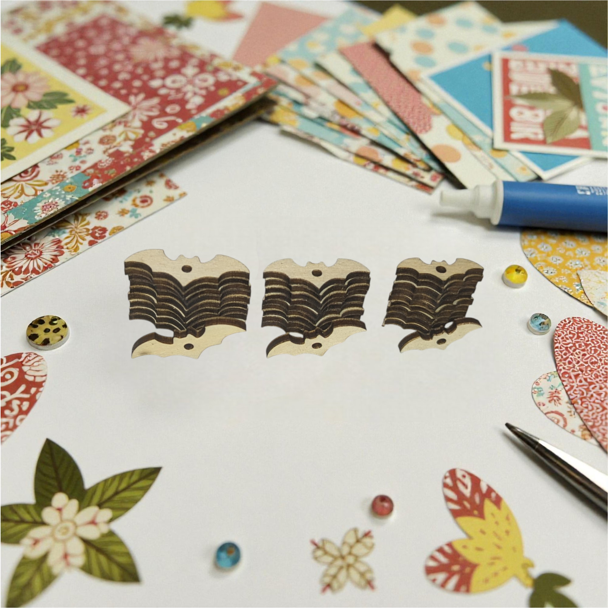 lot de 30 chauves souris en bois – 2 mm tilleul – 10×(27 mm), 10×(23 mm), 10×(19 mm) – découpes laser pour scrapbooking, diy, carterie, déco – bois issu de forêts gérées durablement (chauves souris), donnez du relief à vos créations avec ce lot de 30 pièces en bois découpées au laser. en ctp tilleul 2 mm, ces pièces sont légères, faciles à peindre (acrylique, gouache, feutres, teintes), à teinter ou à vernir. 3 tailles incluses bois issu de forêts gérées durablement (mention fournisseur). attention : petits éléments – ne convient pas aux enfants de moins de 36 mois. ce n’est pas un jouet. lot de 30 chauves souris en bois – 2 mm tilleul – 10×(27 mm), 10×(23 mm), 10×(19 mm) – découpes laser pour scrapbooking, diy, carterie, déco – bois issu de forêts gérées durablement (chauves souris), donnez du relief à vos créations avec ce lot de 30 pièces en bois découpées au laser. en ctp tilleul 2 mm, ces pièces sont légères, faciles à peindre (acrylique, gouache, feutres, teintes), à teinter ou à vernir. 3 tailles incluses bois issu de forêts gérées durablement (mention fournisseur). attention : petits éléments – ne convient pas aux enfants de moins de 36 mois. ce n’est pas un jouet.