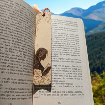 marque pages en bois gravé, lot de 2, 140x32mm, avec cordon décoratif, pompon et perle cœur, motifs nature et lecture