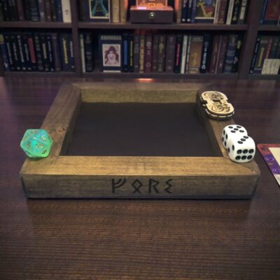 piste de dés premium en hêtre massif avec gravures runes vieux futhark, fond en cuir véritable pour lancer silencieux